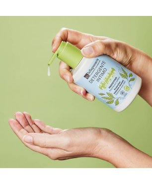 Protective Intimate Cleanser - Organic Green Tea & Hyaluronic Acid